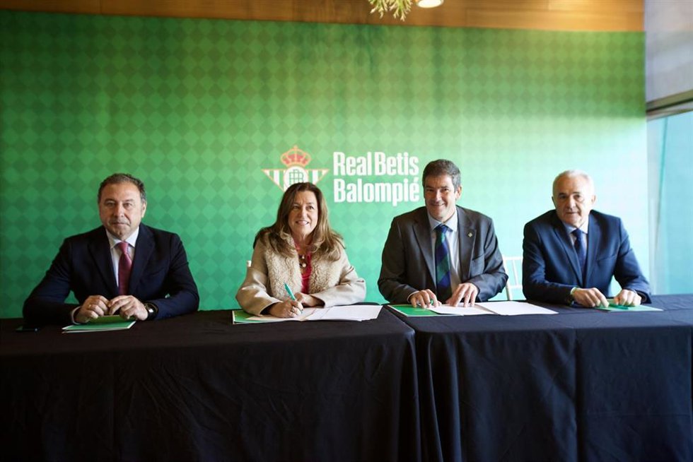 El delegado del Gobierno andaluz, la consejera de Educación, el CEO del Real Betis y el presidente de la fundación RBB, durante la firma del convenio.