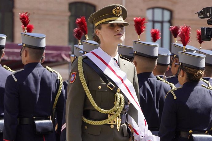 Archivo - La Princesa Leonor durante la entrega de los Reales Despachos de empleo y nombramientos a los nuevos oficiales del Ejército de Tierra y de la Guardia Civil, en la Academia General Militar, el pasado 3 de julio de 2024, en Zaragoza