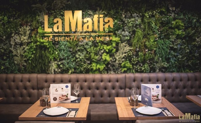 Archivo - Restaurante de La Mafia se sienta a la mesa