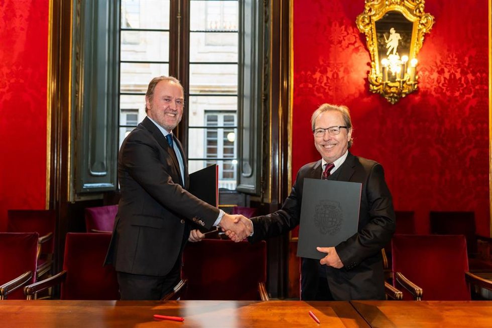 El presidente de la Cámara, Josep Santacreu (d), y el presidente de Grant Thornton España, Ramón Galcerán (i)