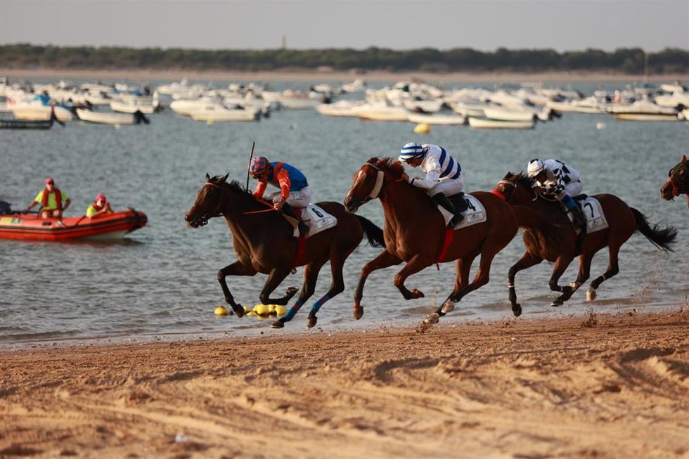 Archivo - Varios jinetes participantes en las Carreras de Caballos de Sanlúcar de Barrameda. A 28 de agosto de 2024, en Sanlúcar de Barrameda (Cádiz, Andalucía, España).