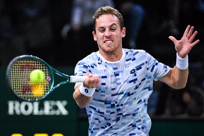 Archivo - 28 October 2024, France, Paris: Spanish tennis player Roberto Carballes Baena in action against Greek Stefanos Tsitsipas during their men's singles round of 32 match of the Rolex Paris Masters tennis tournament at Accor Arena. Photo: Matthieu Mi