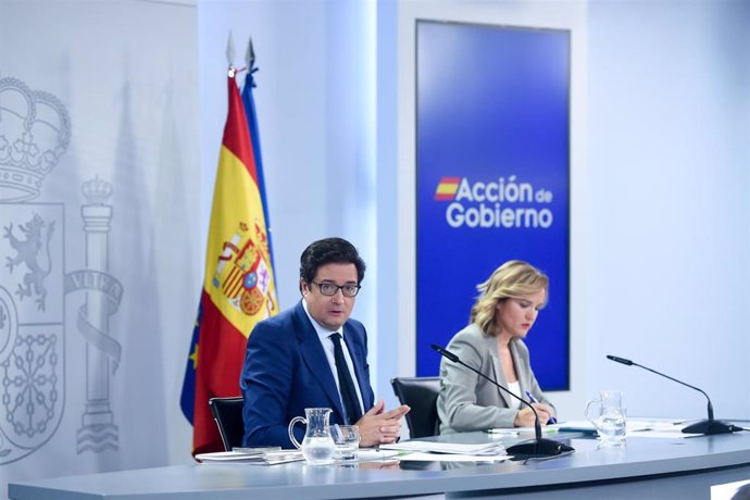 Archivo - El ministro de Transformación Digital, Óscar López y la ministra Portavoz, de Educación, Formación Profesional y Deportes, Pilar Alegría, durante una rueda de prensa posterior a la reunión del Consejo de Ministros en el Palacio de La Moncloa, a 