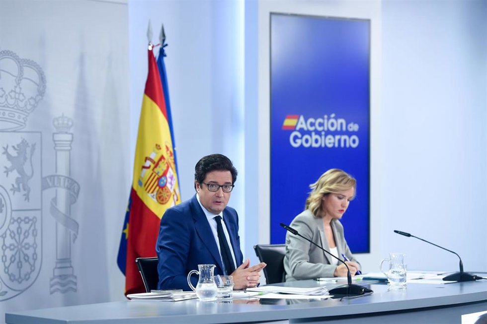 Archivo - El ministro de Transformación Digital, Óscar López y la ministra Portavoz, de Educación, Formación Profesional y Deportes, Pilar Alegría, durante una rueda de prensa posterior a la reunión del Consejo de Ministros en el Palacio de La Moncloa, 