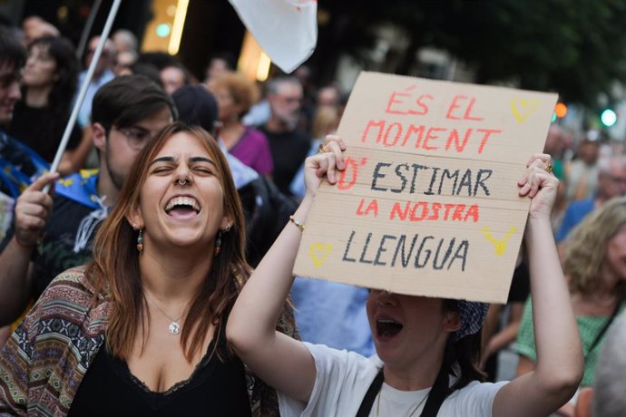 Archivo - Una manifestació a favor del valencià (arxiu)