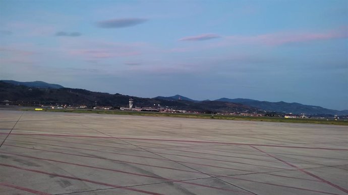 Archivo - Avión desviado en el aeropuerto de Bilbao