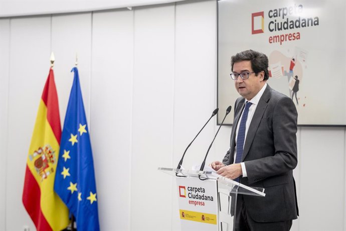 El ministro para la Transformación Digital y Función Pública, Óscar López, interviene durante la presentación de la nueva versión de Carpeta Ciudadana, en la Escuela de Organización Industrial, a 19 de diciembre de 2024, en Madrid (España).. La nueva carp