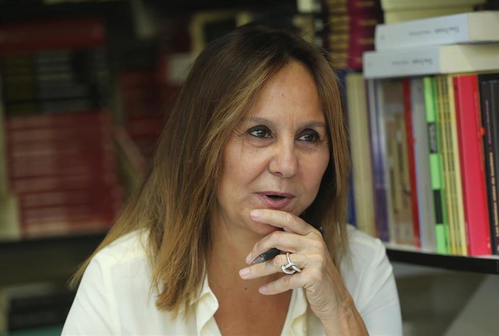 Archivo - La escritora María Dueñas firma libros en la caseta Librería Visor de la Feria del Libro 2022, en el Parque de El Retiro, a 28 de mayo de 2022, en Madrid (España). La Feria del Libro de Madrid 2022 será 'la más grande del Siglo XXI' al contar