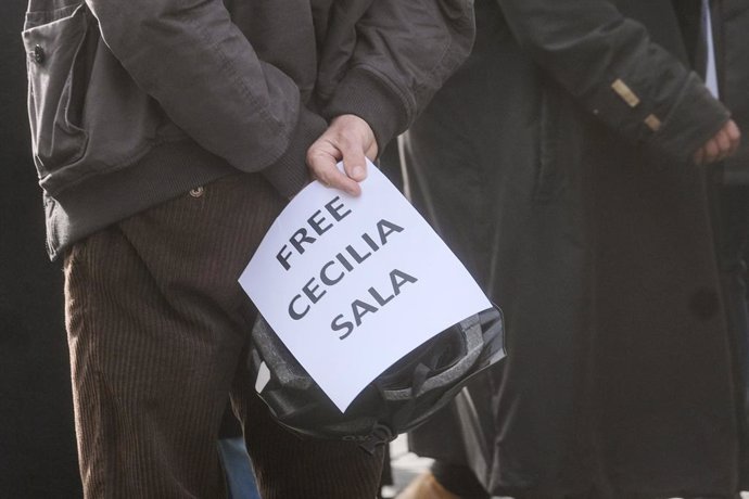 07 January 2025, Italy, Rome: A protester holds a sign during a protest organized by the Order of Journalists of Lazio and the Roman Press Association, demanding the release of Cecilia Sala, an Italian journalist detained in Iran. Photo: Mauro Scrobogna/L