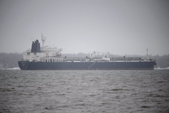 07 January 2025, Finland, Porvoo: The oil tanker "Eagle S" anchores near the Kilpilahti port in Porvoo, on the Gulf of Finland. The ship "Eagle S", registered in the Cook Islands, is suspected of disrupting the Estlink 2 power connection between Finland a