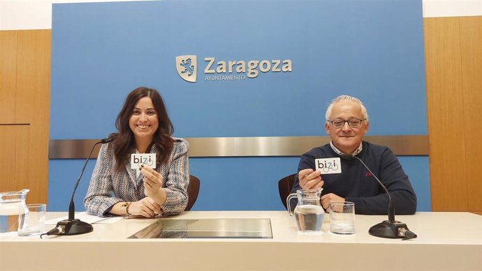 La consejera municipal de Medio Ambiente y Movilidad, Tatiana Gaudes, y el jefe de Movilidad Urbana del Ayuntamiento de Zaragoza, José Antonio Chanca, con la tarjeta del nuevo servicio Bizi.