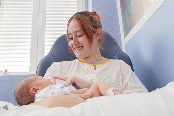 Archivo - Una mujer con su bebé recién nacido en el Hospital de Jaén.