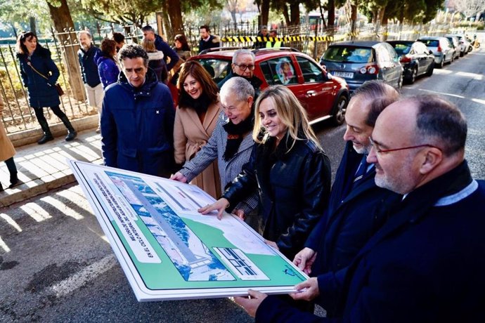 La alcaldesa de Granada, Marifrán Carazo, ha participado en la visita al entorno de la calle Divina Pastora