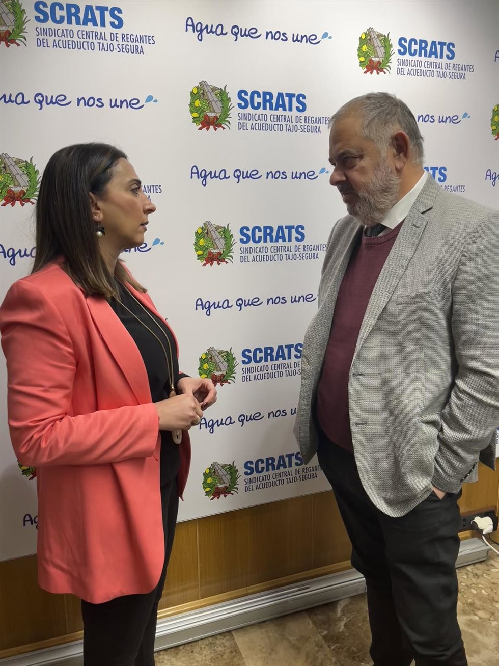 La consejera Sara Rubira junto al presidente del Sindicato Central de Regantes, Lucas Jiménez tras la reunión de este miércoles