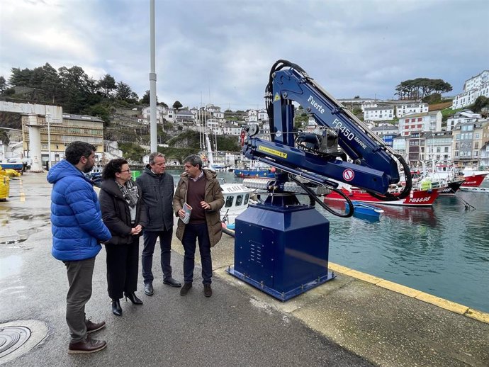 El consejero de Medio Rural, Marcelino Marcos, visita el Puerto de Luarca.