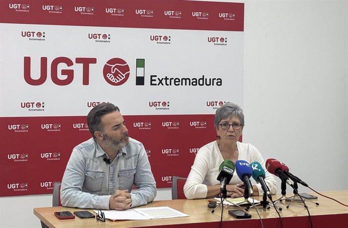 La secretaria general de UGT Extremadura, Patrocincio Sánchez, y el secretario de Política Institucional y Empleo del sindicato,Francisco Morcillo, en rueda de prensa