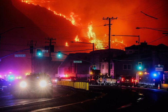 07 January 2025, US, Malibu: Fire broke out on January 7, 2025 in the wealthy town of Pacific Palisades