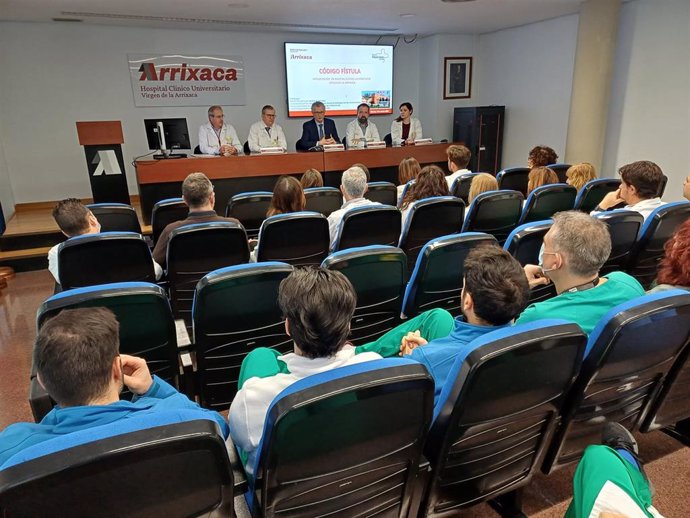 El consejero Juan José Pedreño en su visita a la Arrixaca, centro que ha establecido un circuito de tratamiento urgente para pacientes incluidos en programas de hemodiálisis