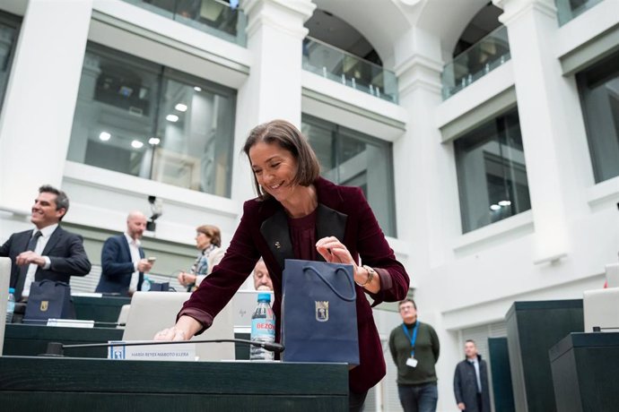 La portavoz del PSOE en el Ayuntamiento de Madrid, Reyes Maroto, a su llegada a una sesión extraordinaria del Pleno municipal, en el Palacio de Cibeles, a 23 de diciembre de 2024 en Madrid (España). 