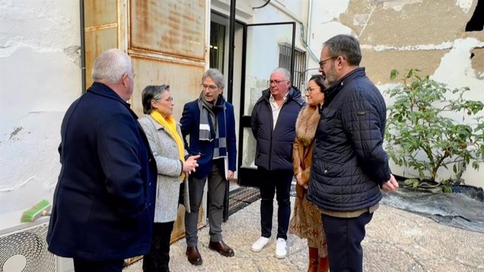 El delegado del Gobierno de la Junta de Andalucía en Córdoba, Adolfo Molina (dcha.), visita las obras de reforma integral de la sede judicial de Aguilar de la Frontera.