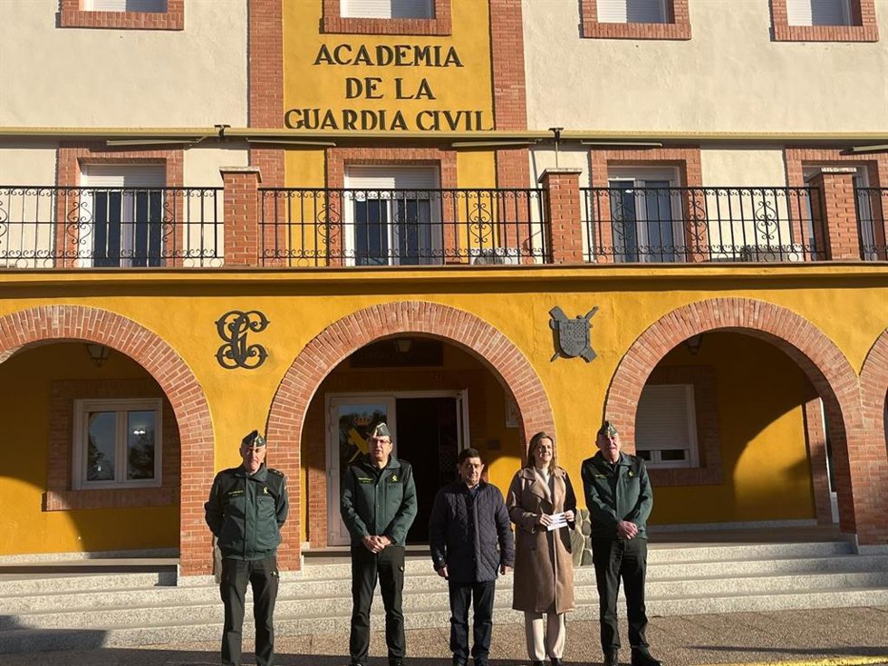 Francisco Reyes (c), en la visita a la Academia de la Guardia Civil.