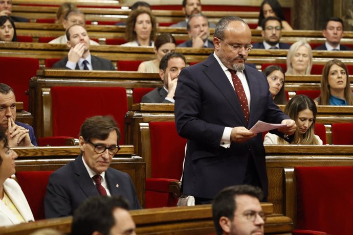 Archivo - El presidente del PP de Cataluña, Alejandro Fernández, interviene en el debate del pleno de investidura, en el Parlament de Catalunya