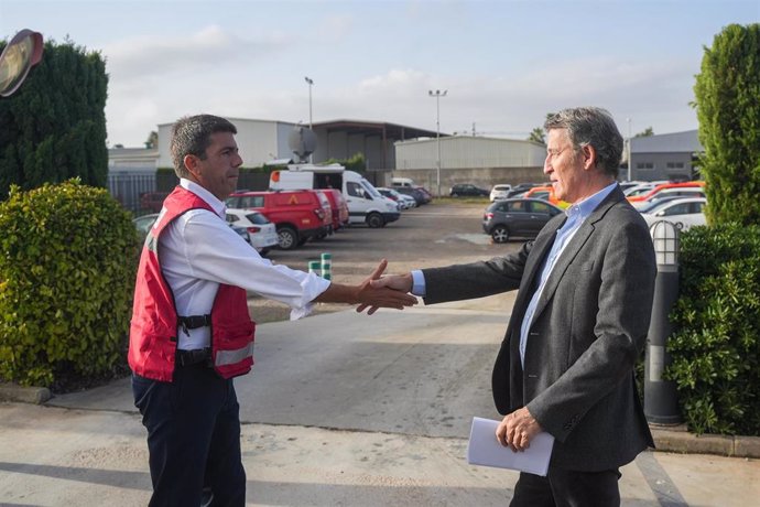 Archivo - El presidente de la Generalitat Valenciana, Carlos Mazón (i) y el presidente del Partido Popular, Alberto Núñez Feijóo (d), visitan el Centro de Coordinación de Emergencias de la Comunitat Valenciana, junto al , a 31 de octubre de 2024