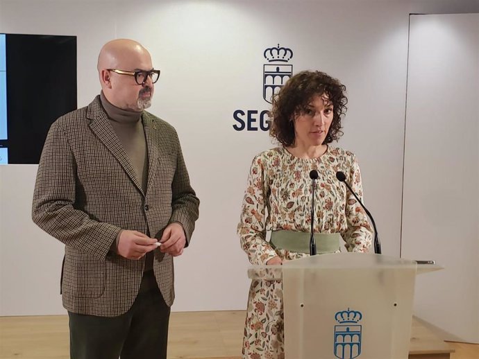 La gerente de la Fundación Don Juan de Borbón, Noelia Gómez, con el concejal de Cultura, Juan Carlos Monroy.