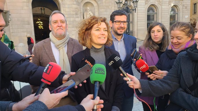 La líder de ERC en Barcelona, Elisenda Alamany, atiende a los medios ante el Ayuntamiento