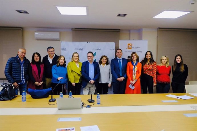 Foto de grupo de los representantes de entidades participantes en el evento, con la diputada provincial Magdalena Rodríguez (cuarta dcha) y el representante de Caja Viva, José María Chaparro (quinto, dcha).