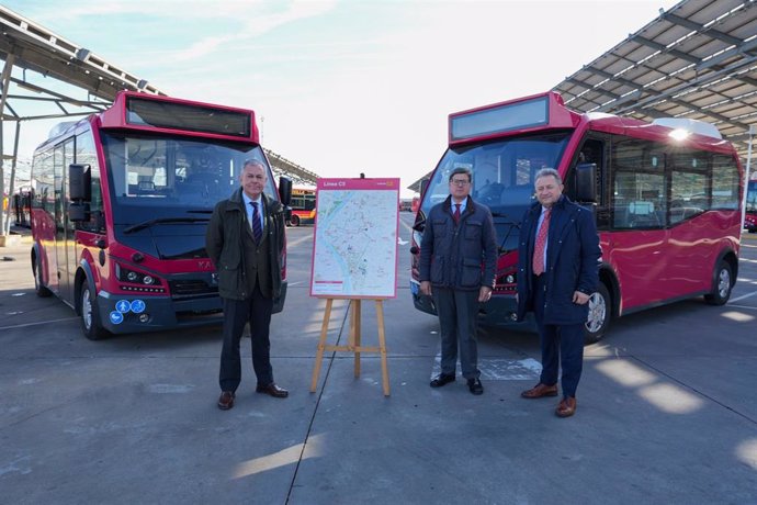 Sanz, Pimentel y Torreglosa, junto a los nuevos microbuses eléctricos para la línea C5, en las instalaciones de Tussam.