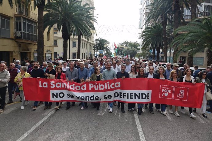 El secretario general del PSOE de Málaga, Daniel Pérez, en una imagen de archivo de una manifestación por la sanidad