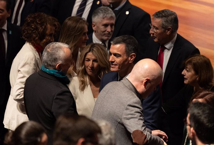 El president del Govern, Pedro Sánchez, i la vicepresidenta segona i ministra de Treball i Economia Social, Yolanda Díaz, saluden al secretari general d'UGT, Pepe Álvarez, durant l'acte 'Espanya en Llibertat'.