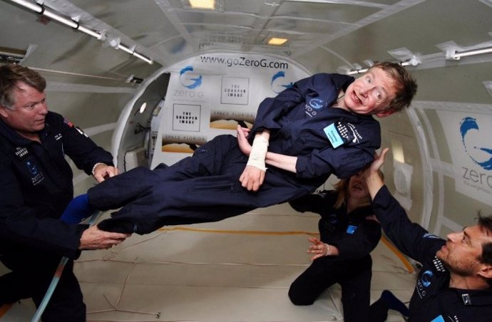 Stephen Hawking experimentó la ingravidez en un vuelo especial