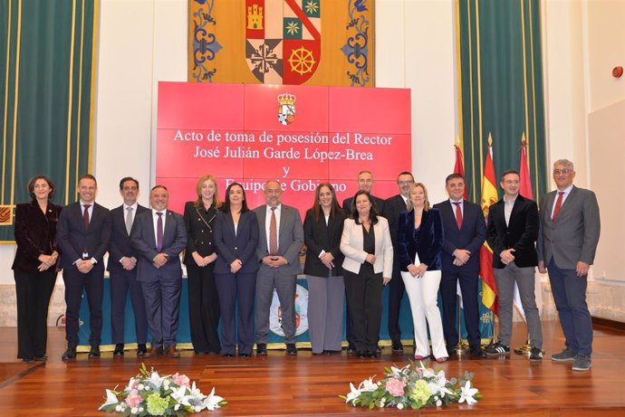 El rector de la UCLM, Julián Garde, junto a su nuevo equipo de Gobierno.