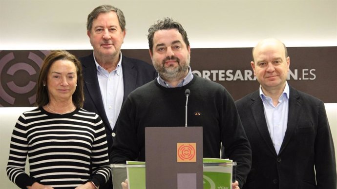 Los diputados de VOX David Arranz, Santiago Morón, Carmen Rouco y Juan Vidal en la sala de prensa de las Cortes de Aragón.