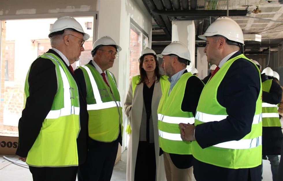 El vicepresidente primero del Gobierno de C-LM, José Luis Martínez Guijarro, visitando el nuevo centro de salud Manzanares II.
