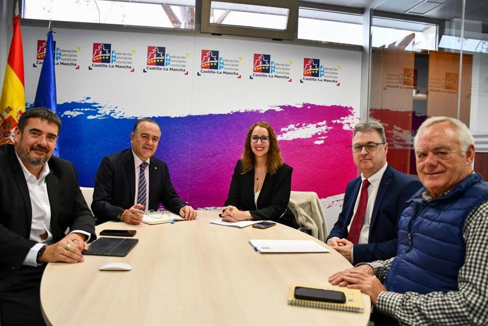La consejera de Igualdad, Sara Simón, y el presidente de la FEMP, José Julián Gregorio.