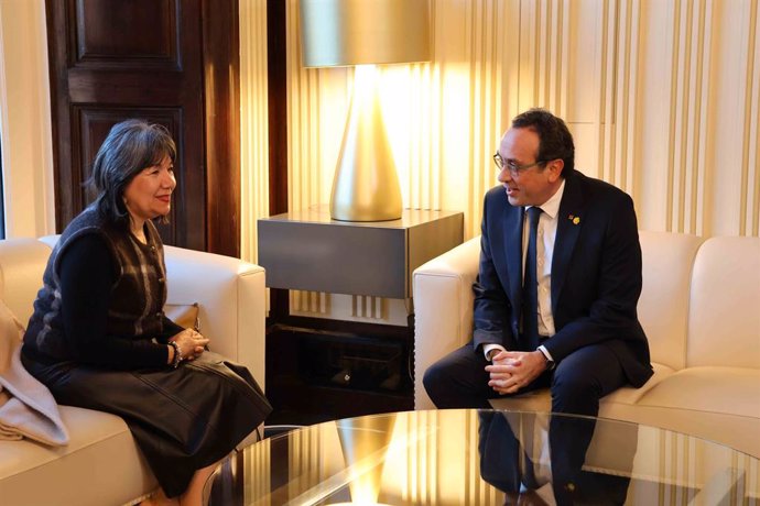 El president del Parlament, Josep Rull, i la cònsol general de l'Argentina a Barcelona, Rossana Surballe