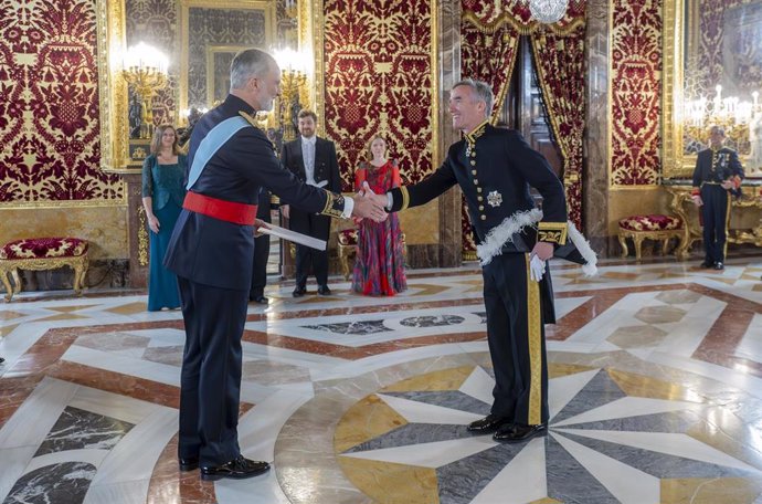 El Rey recibe la carta credencial del nuevo embajador de Reino Unido en España, Alexander Ellis, en el Palacio Real