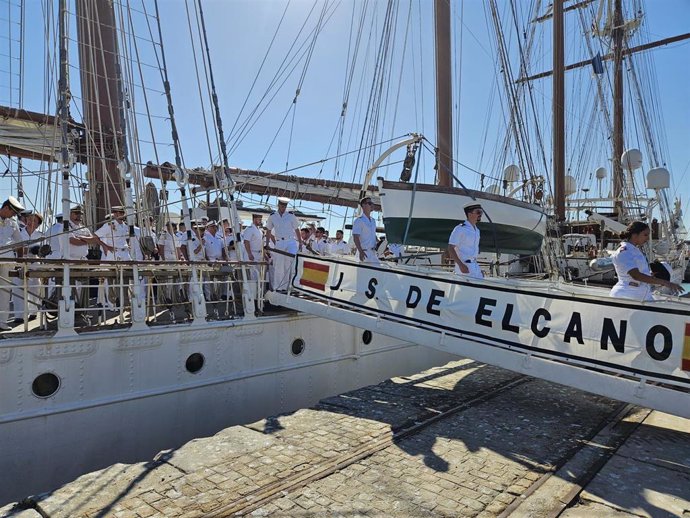 Archivo - Estudiantes de la Escuela Naval Militar desembarcan en Cádiz tras siete meses a bordo del buque-escuela Juan Sebastián Elcano.