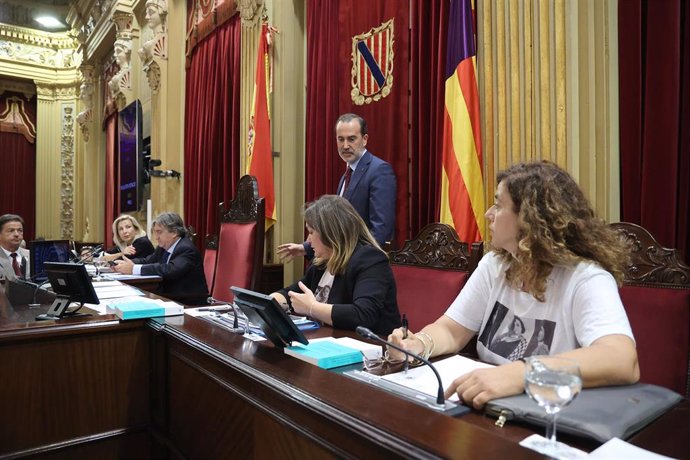 Archivo - El presidente del Parlament Balear, Gabriel Le Senne (3d) y las vicepresidenta segunda y secretaria segunda de la Mesa, Mercedes Garrido (2d) y Pilar Costa (1d).