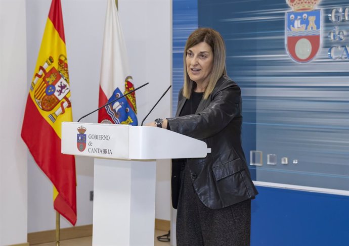 La presidenta de Cantabria, María José Sáenz de Buruaga, en rueda de prensa en el Gobierno