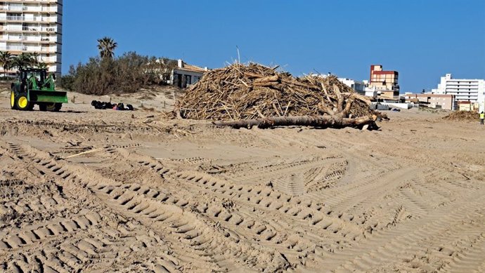 Limpieza de restos de la dana en una playa de València llevada a cabo por el Ayuntamiento