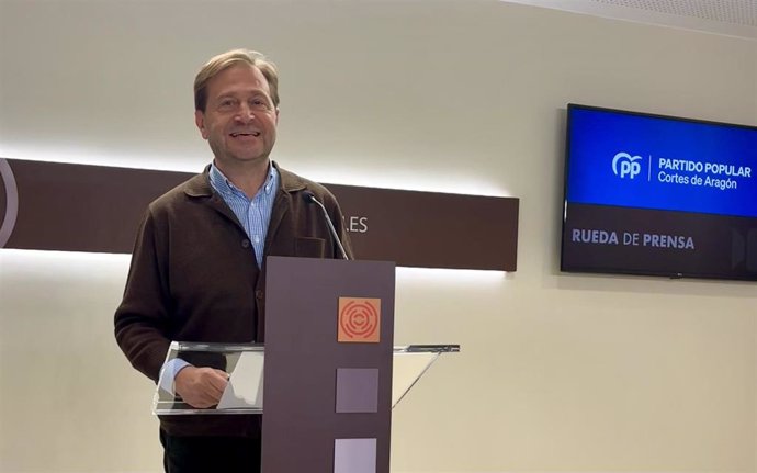 El portavoz del PP en las Cortes de Aragón, Fernando Ledesma, en una rueda de prensa.