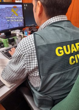 Archivo - Un agente de la Guardia Civil trabaja en uina investigación