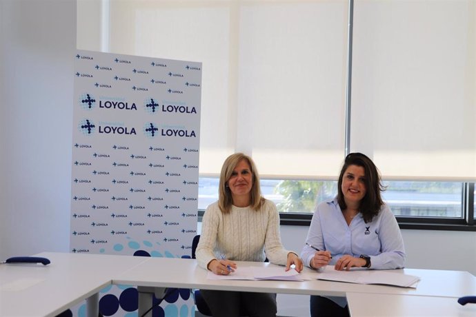 La vicerrectora de Investigación de la Universidad Loyola, Mercedes Torres Jiménez, y la directiva de Iberian Sportech, Cristina Fernández-Aramburu.