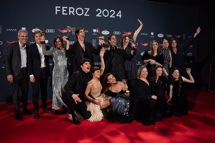 Archivo - El equipo de 'La Mesías' posa tras recibir numerosos premios durante la gala de la XI edición de los Premios Feroz, en el Palacio de Vistalegre, a 26 de enero de 2024, en Madrid (España). La Asociación de Informadores Cinematográficos de España 