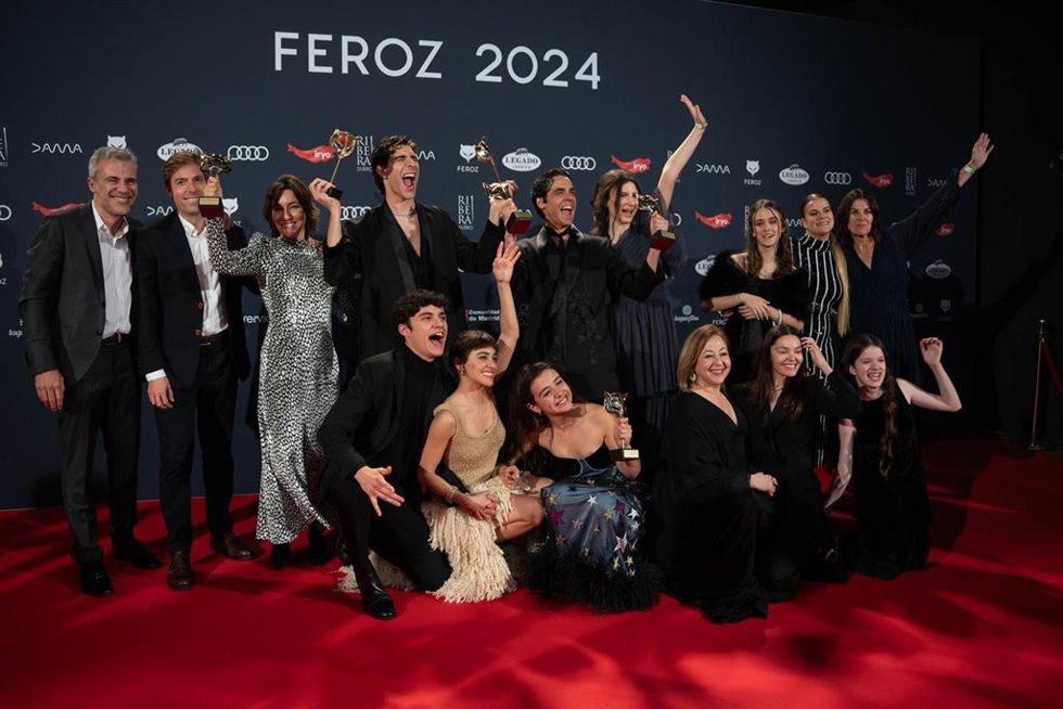 Archivo - El equipo de 'La Mesías' posa tras recibir numerosos premios durante la gala de la XI edición de los Premios Feroz, en el Palacio de Vistalegre, a 26 de enero de 2024, en Madrid (España). La Asociación de Informadores Cinematográficos de Españ