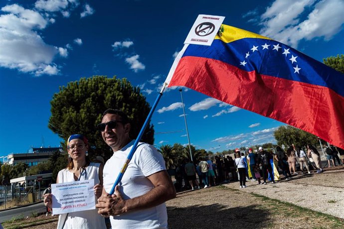 Archivo - Varios venezolanos esperan a las afueras de la Base Aérea de Torrejón la llegada de Edmungo Donzález